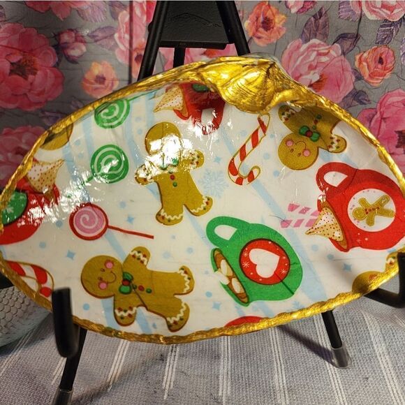 DECOUPAGE CLAM SHELL DECOUPAGE GINGERBREAD MAN ON A CLAM SHELL TRINKET DISH - Picture 1 of 11